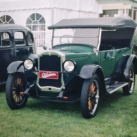 Front of the c1925 Oldsmobile Model 30 Tourer showing the radiator shell, twin headlamps and 1925 Oldsmobile badge