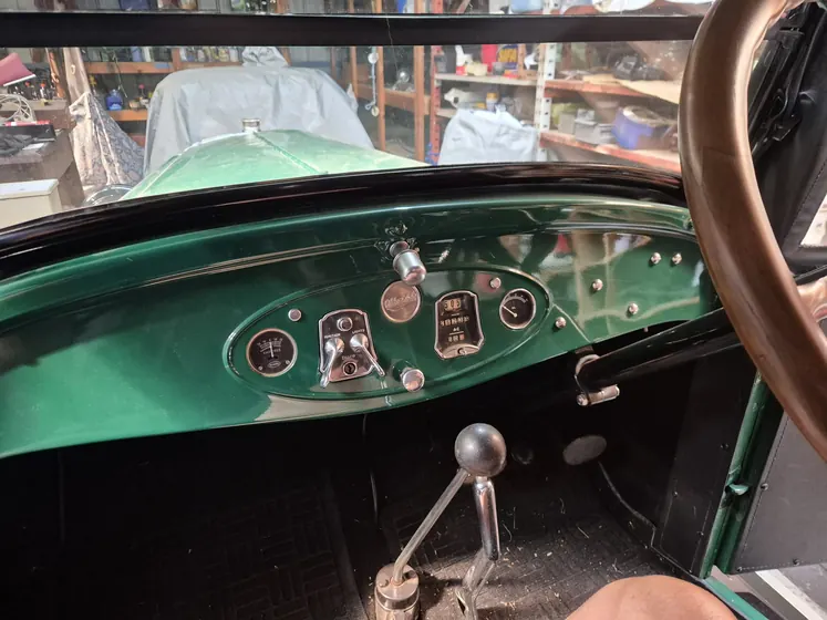 Oval instrument panel on the green dashboard and floor gear lever of the c1925 Oldsmobile Model 30 Tourer